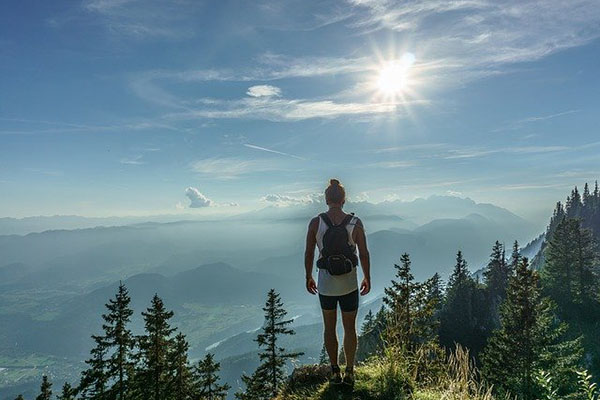 hiker-man Прогулка по горам