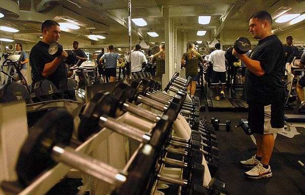 gym-room3 Мужчина качается в тренажерном зале