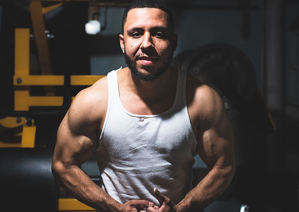 muscles1 Мужчина в тренажерном зале