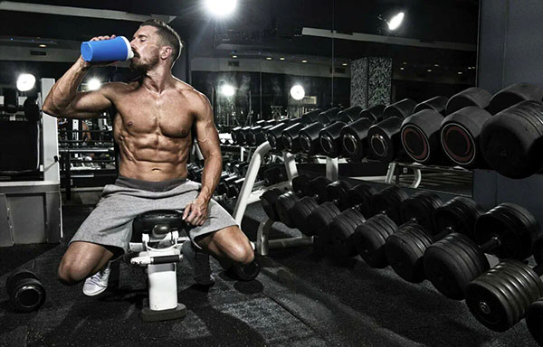 whey-trainings.jpg Пить протеиновый коктейль в спортзале