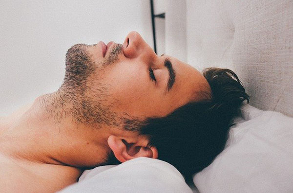 man-sleeping Спящий мужчина