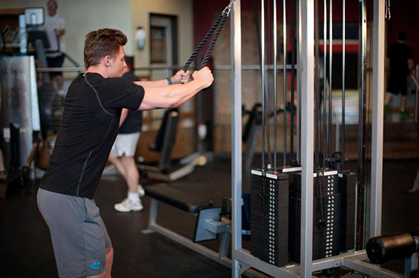 arm-pulldown Тяга верхнего блока прямыми руками